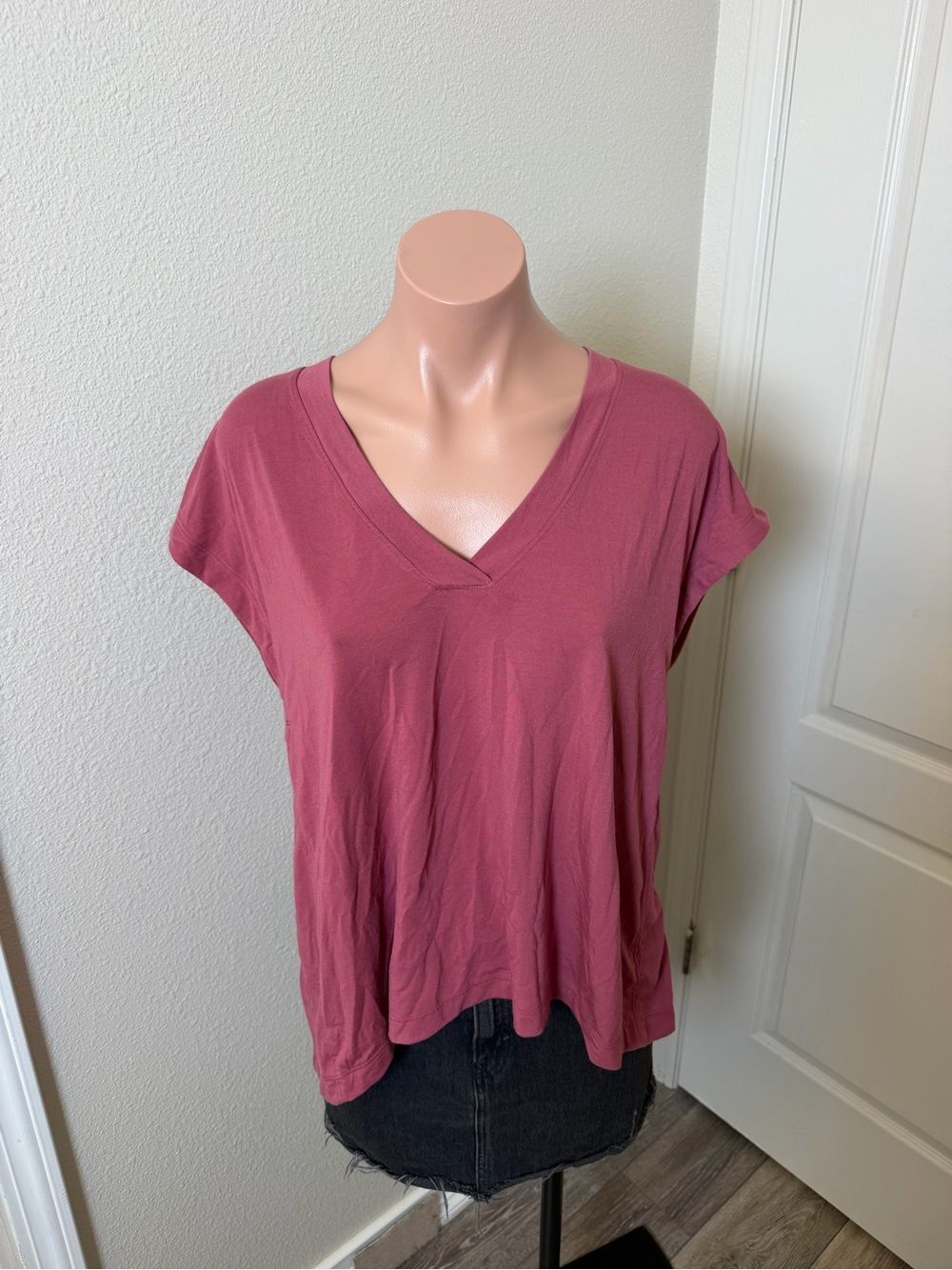 Athleta V-Neck Short Sleeve Top in Rose Sz M
